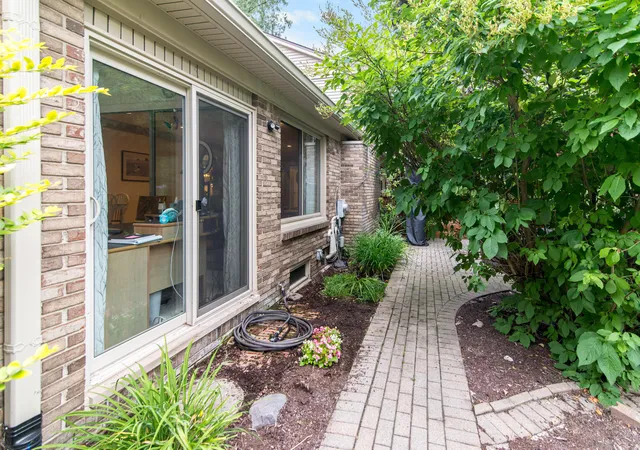 5th image of 29822 Deer Run Dr, Farmington, MI 48331 | MLS# 81026039451