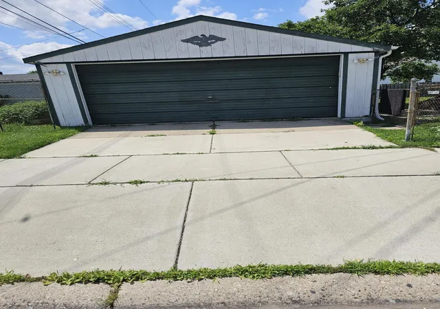 16th image of 305 Chestnut Ave, Hazel Park, MI 48030 | MLS# 81026039447