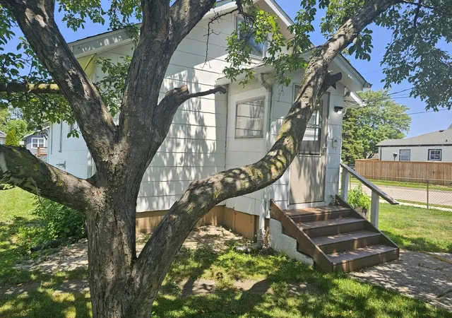 2nd image of 305 Chestnut Ave, Hazel Park, MI 48030 | MLS# 81026039447