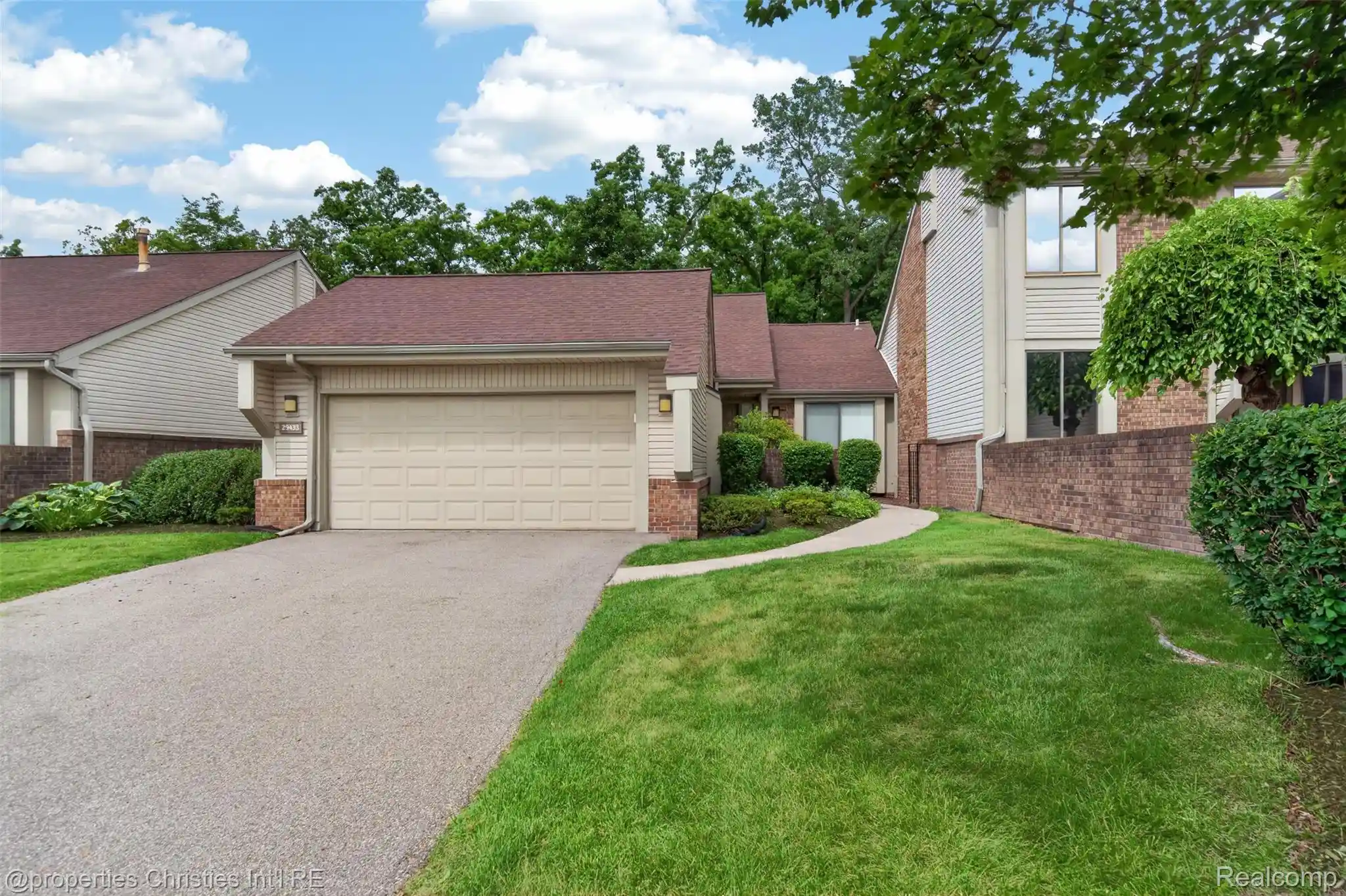 Listing Photo 1 - Condo for sale in 29433 W Chanticleer Dr located at 29433 W Chanticleer Dr, Southfield, MI 48034 - Unit #73