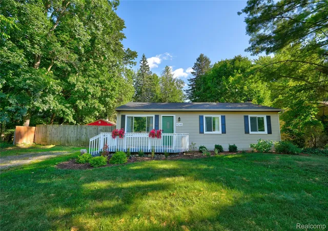 4th image of 9245 Debby Jo Dr, Clarkston, MI 48346 | MLS# 20261059486