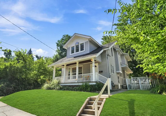 1st image of 516 Curtis St Ne, Grand Rapids, MI 49505 | MLS# 69026039478