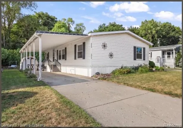 Photo 1 of Single family home for sale at 3053 E Bay Dr, Fenton, MI 48430 | MLS# 20261059557 | Listing updated on 2026-08-31