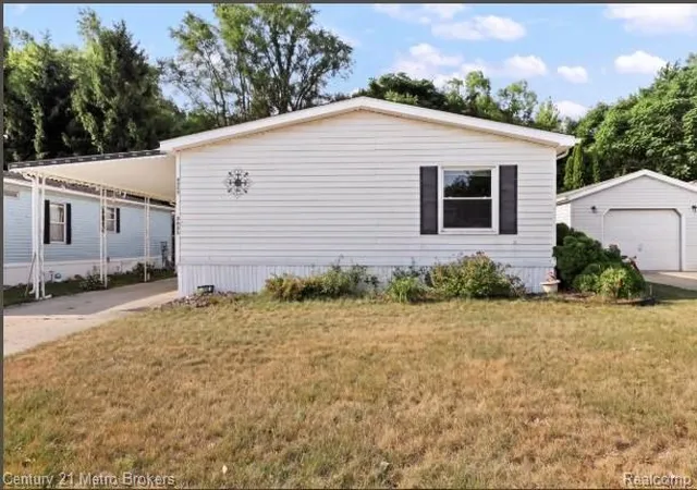 Photo 2 of Single family home for sale at 3053 E Bay Dr, Fenton, MI 48430 | MLS# 20261059557 | Listing updated on 2026-08-31