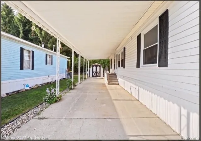 Photo 3 of Single family home for sale at 3053 E Bay Dr, Fenton, MI 48430 | MLS# 20261059557 | Listing updated on 2026-08-31