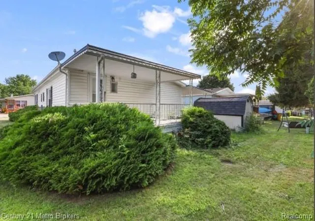 Photo 4 of Single family home for sale at 3053 E Bay Dr, Fenton, MI 48430 | MLS# 20261059557 | Listing updated on 2026-08-31