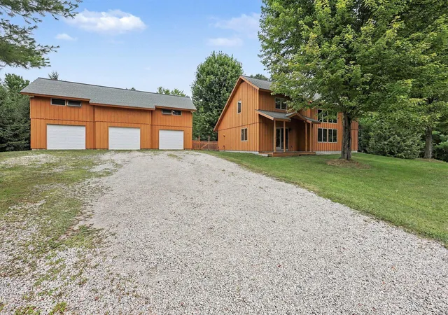 Photo 3 of Single family home for sale at 3005 Penneywood Dr, Jackson, MI 49201 | MLS# 81026039499 | Listing updated on 2026-08-28