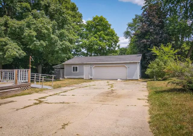 2nd image of 910 Pleasant St, Belding, MI 48809 | MLS# 71026039482