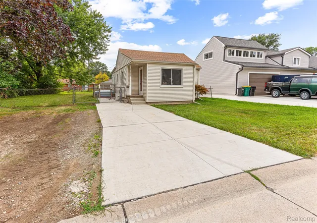Photo 2 of Single family home for sale at 22655 Purdue Ave, Farmington Hills, MI 48336 | MLS# 20261059581 | Listing updated on 2026-09-03