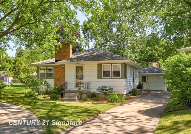 1st image of 9 Oaklawn Ct, Essexville, MI 48732 | MLS# 61050216772