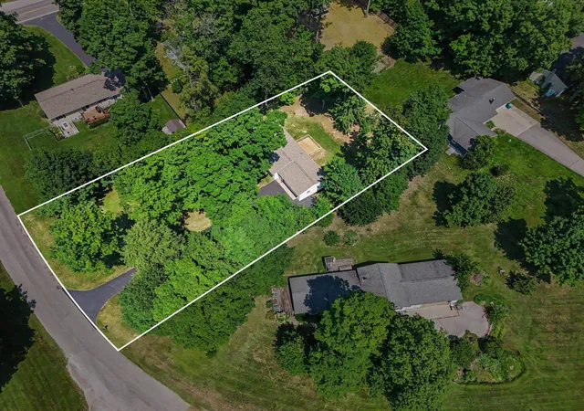 2nd image of 33 Bluejay Rd, Traverse City, MI 49696 | MLS# 78080071726