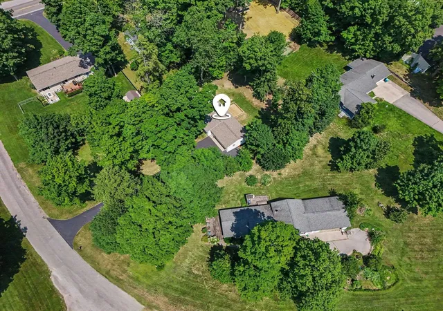 3rd image of 33 Bluejay Rd, Traverse City, MI 49696 | MLS# 78080071726