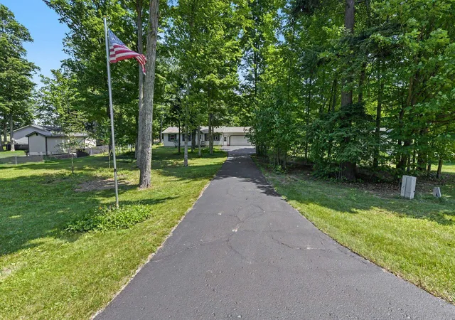 4th image of 33 Bluejay Rd, Traverse City, MI 49696 | MLS# 78080071726