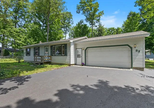 5th image of 33 Bluejay Rd, Traverse City, MI 49696 | MLS# 78080071726