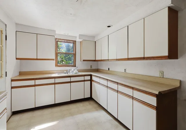 Photo 3 of Single family home for sale at 400 Concord Ave, Battle Creek, MI 49014 | MLS# 81026039549 | Listing updated on 2026-09-13