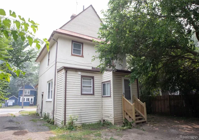 Photo 3 of Single family home for sale at 633 N Perry St, Pontiac, MI 48342 | MLS# 20261059654 | Listing updated on 2026-10-03