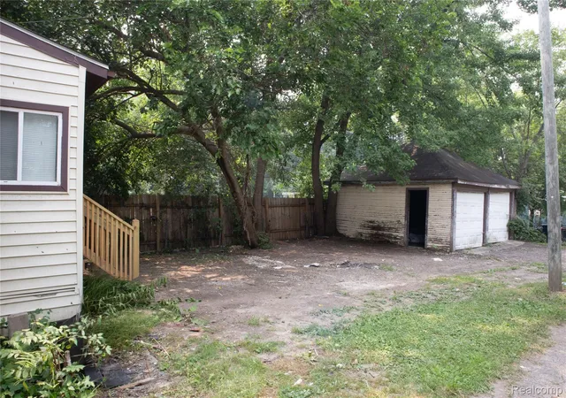 Photo 4 of Single family home for sale at 633 N Perry St, Pontiac, MI 48342 | MLS# 20261059654 | Listing updated on 2026-10-03