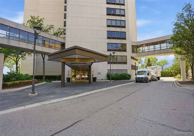 2nd image of 300 Riverfront Dr, Detroit, MI 48226 | MLS# 81026039584