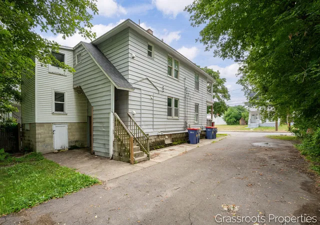 Listing Photo 3 - Condo for sale in building located at 1129 Hamilton Ave NW, Grand Rapids, MI 49504