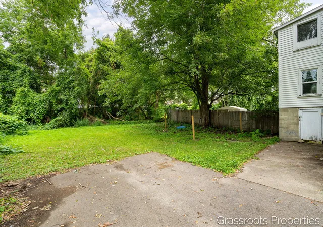 Listing Photo 4 - Condo for sale in building located at 1129 Hamilton Ave NW, Grand Rapids, MI 49504