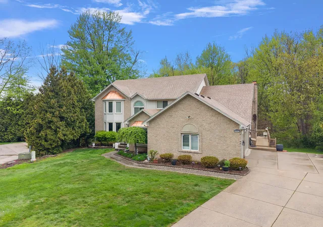 4th image of 30521 Knighton Dr, Farmington Hills, MI 48331 | MLS# 81026039592
