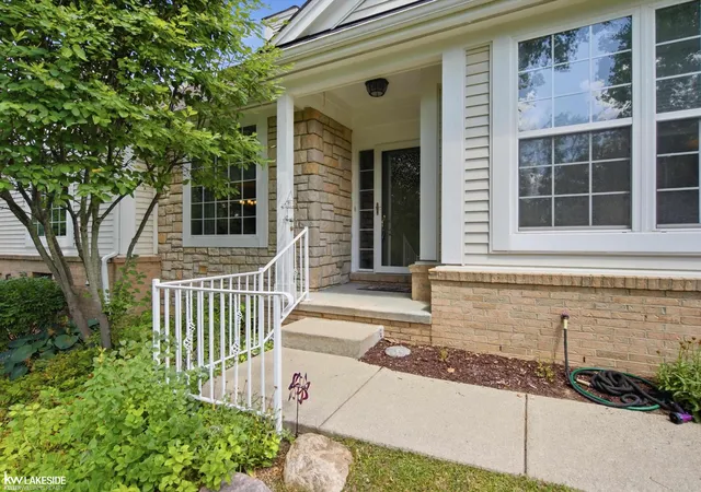 3rd image of 5721 Pinecroft Ct, Clarkston, MI 48346 | MLS# 58050216794