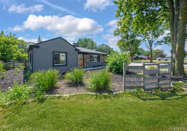 Photo 4 of Single family home for sale at 38250 S Groesbeck Hwy, Clinton Township, MI 48036 | MLS# 20261059664 | Listing updated on 2026-09-17
