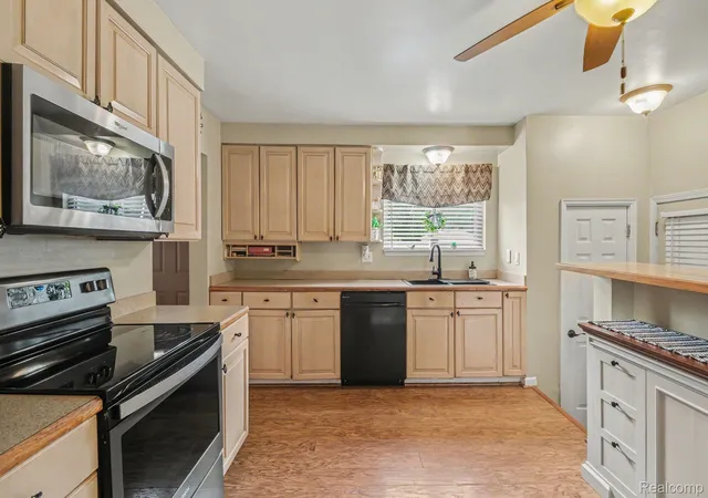 3rd image of 19725 Maplewood St, Livonia, MI 48152 | MLS# 20261059679