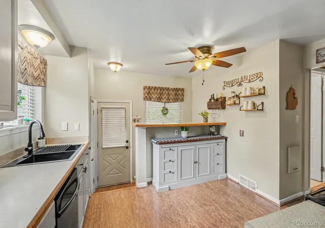 4th image of 19725 Maplewood St, Livonia, MI 48152 | MLS# 20261059679