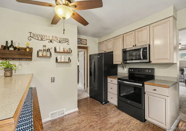 5th image of 19725 Maplewood St, Livonia, MI 48152 | MLS# 20261059679