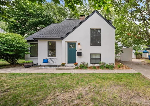 1st image of 1214 Woodlawn Ave, Grand Haven, MI 49417 | MLS# 71026039628