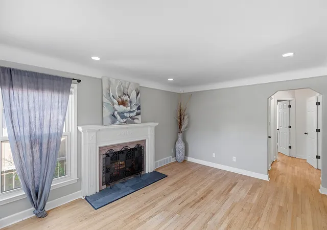 5th image of 21211 Newcastle Rd, Harper Woods, MI 48225 | MLS# 81026039631