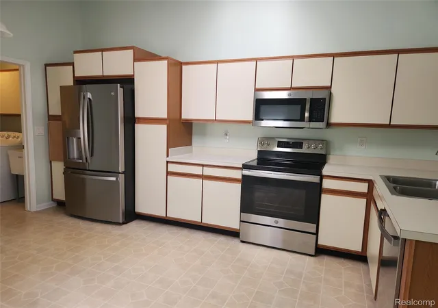 Listing Photo 4 - Condo for sale in building located at 33919 Oakwood Dr, Sterling Heights, MI 48312