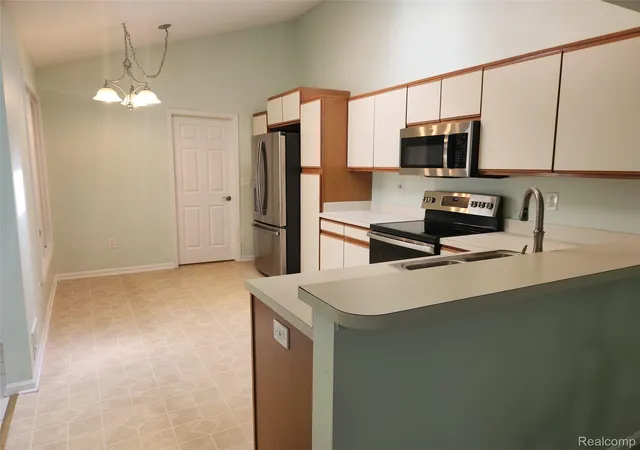 Listing Photo 5 - Condo for sale in building located at 33919 Oakwood Dr, Sterling Heights, MI 48312