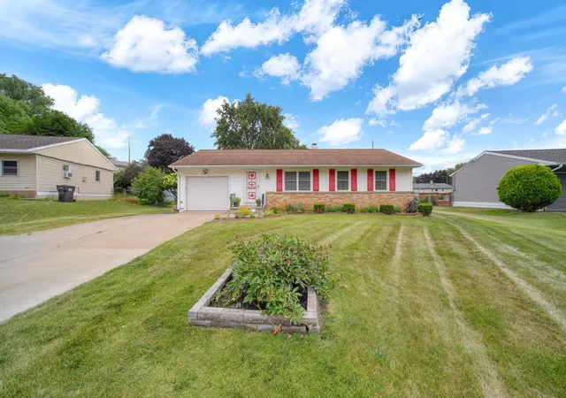 Photo 3 of Single family home for sale at 5574 Dogwood Dr, Jackson, MI 49201 | MLS# 55026039660 | Listing updated on 2026-09-30