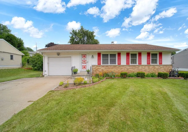 Photo 3 of Single family home for sale at 5574 Dogwood Dr, Jackson, MI 49201 | MLS# 55026039660 | Listing updated on 2026-09-30