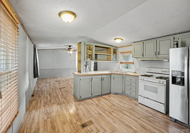 Photo 4 of Single family home for sale at 10018 Hutchinson Dr, Davisburg, MI 48350 | MLS# 20261059735 | Listing updated on 2026-10-16