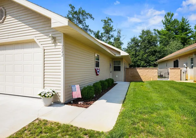 4th image of 9842 Deer Track Ct, Interlochen, MI 49643