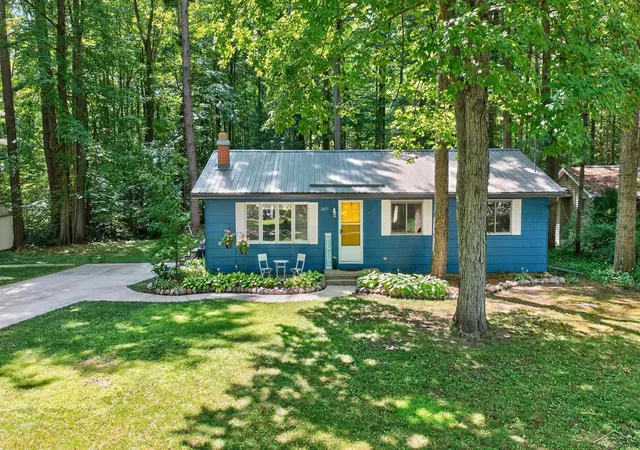 1st image of 2671 N Peterson Dr, Sanford, MI 48657 | MLS# 61050216837