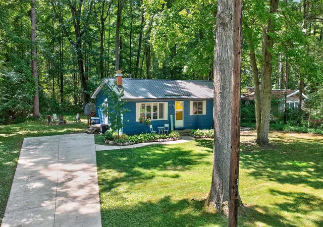 2nd image of 2671 N Peterson Dr, Sanford, MI 48657 | MLS# 61050216837