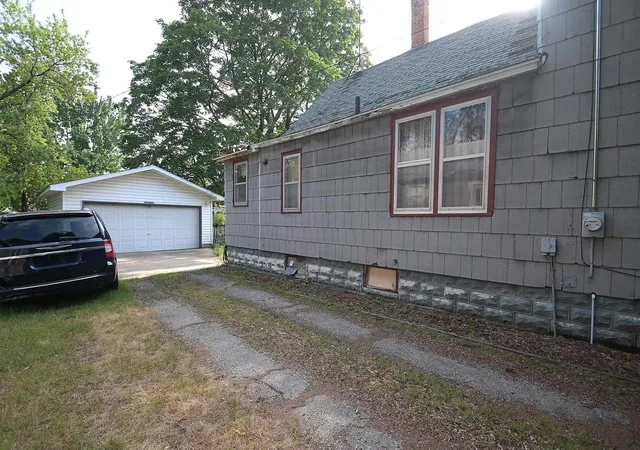 4th image of 1701 13Th Ave, Menominee, MI 49858 | MLS# 65026039727
