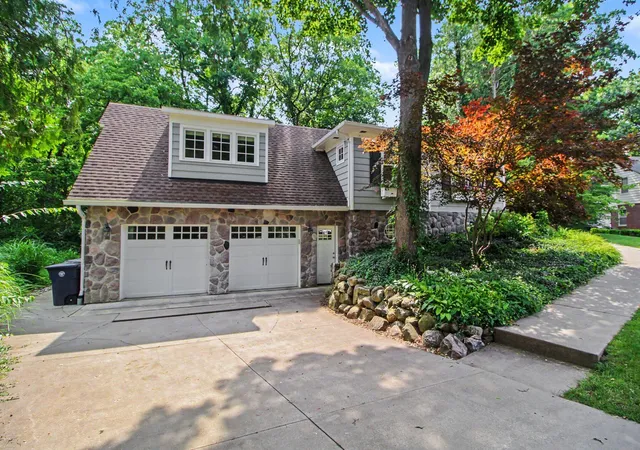 3rd image of 9 E Heatheridge St, Ann Arbor, MI 48104 | MLS# 81026039736