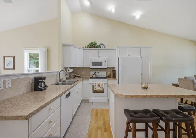 4th image of 1614 Woodlawn Cmns, Grand Haven, MI 49417 | MLS# 71026039761
