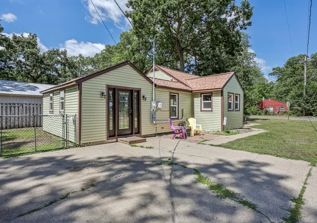 Photo 3 of Single family home for sale at 131 Vista Ter, Muskegon, MI 49442 | MLS# 71026039774 | Listing updated on 2026-09-07