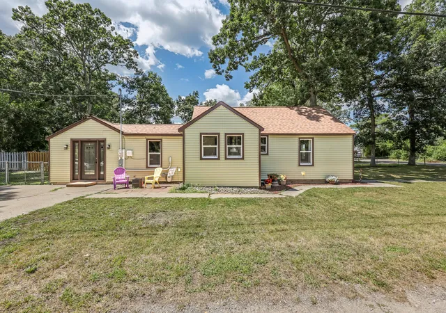 Photo 3 of Single family home for sale at 131 Vista Ter, Muskegon, MI 49442 | MLS# 71026039774 | Listing updated on 2026-09-07