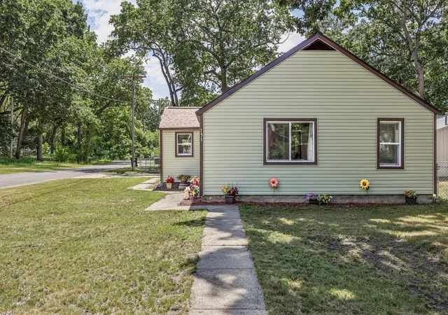 Photo 4 of Single family home for sale at 131 Vista Ter, Muskegon, MI 49442 | MLS# 71026039774 | Listing updated on 2026-09-07