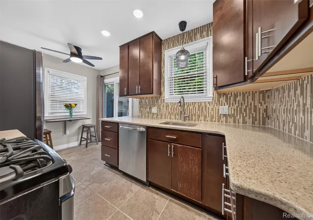 5th image of 431 N Edgeworth Ave, Royal Oak, MI 48067 | MLS# 20261059877