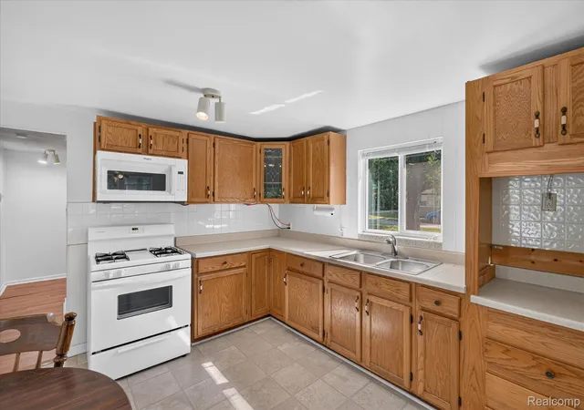 4th image of 128 Front Dr, Whitmore Lake, MI 48189 | MLS# 20261059890