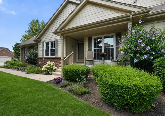 Listing Photo 2 - Condo for sale in building located at 39628 Vlg Run Dr, Northville, MI 48168