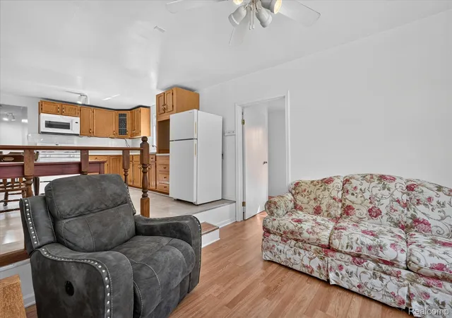 Listing Photo 5 - Condo for sale in building located at 128 Front Dr, Whitmore Lake, MI 48189